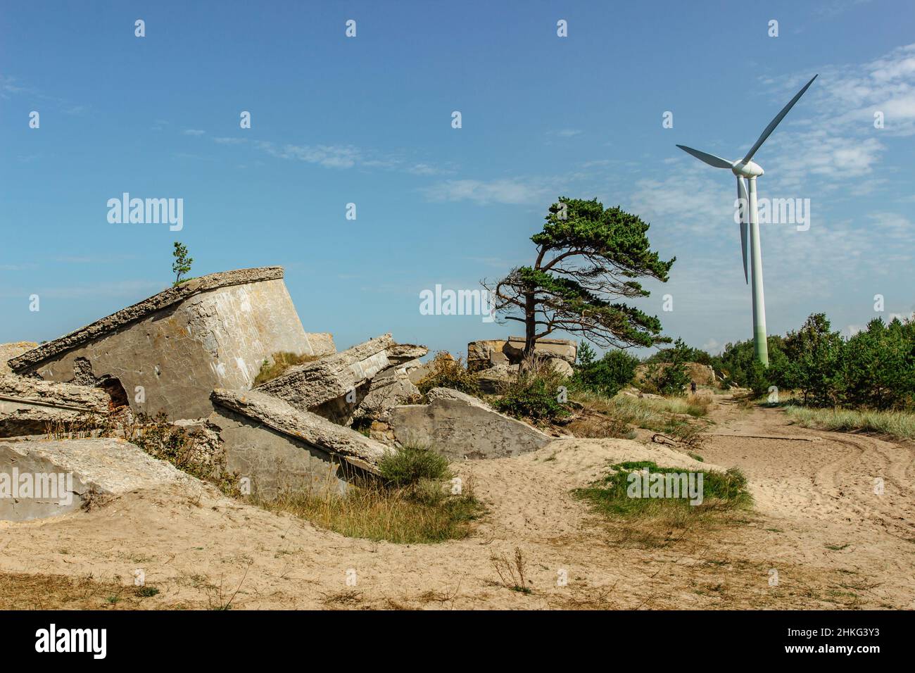 Ruinas de fortificaciones y molinos de viento en la zona de Karosta y Liepaja, Letonia. Territorio militar durante años de ocupación soviética en la costa del Mar Báltico Foto de stock