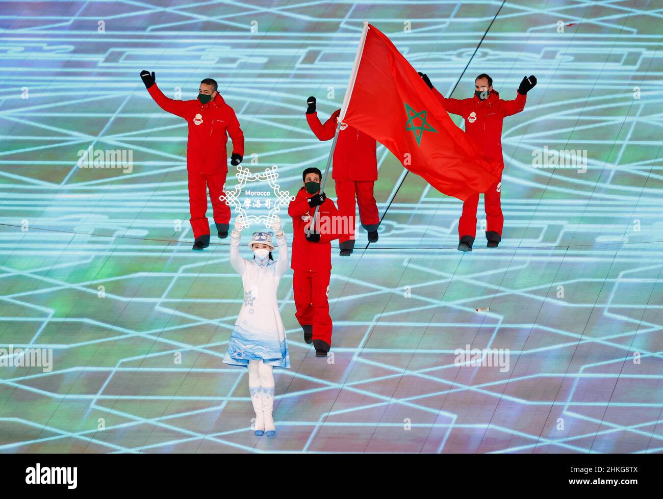 2022 Olimpiadas de Beijing - Ceremonia de Apertura - Estadio Nacional,  Beijing, China - 4 de febrero de 2022. La abanderada Yassine Aouich de  Marruecos lidera su contingente durante el desfile de