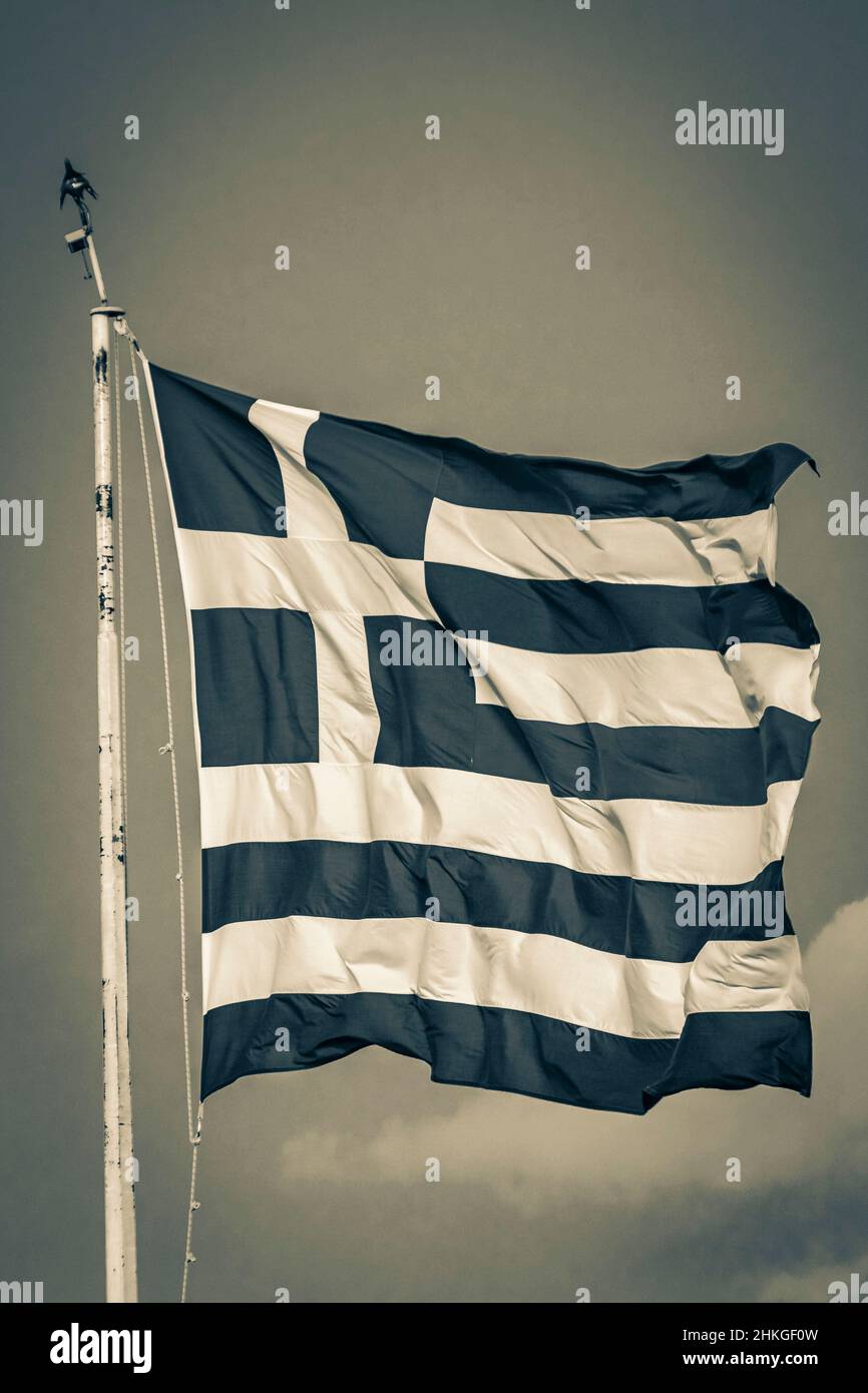 Imagen en blanco y negro de la bandera griega azul y blanca con fondo de  cielo azul en la Acrópolis de Atenas, en la capital de Grecia, Atenas,  Grecia Fotografía de stock -