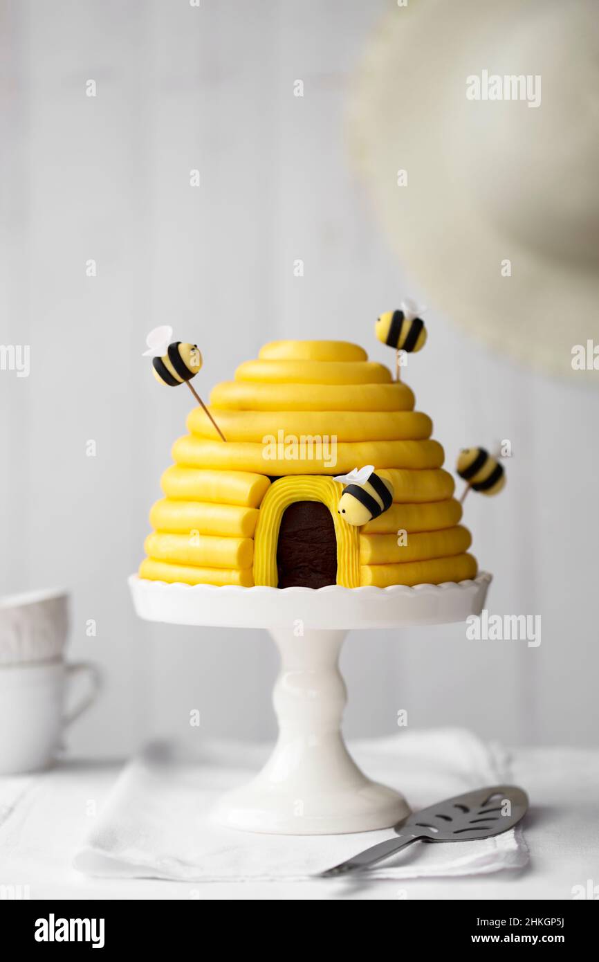 Beehive pastel de cumpleaños con abejas de pasta de azúcar Foto de stock