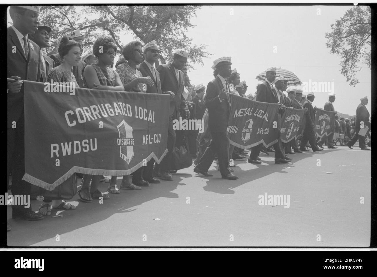 Manifestantes que portaban pancartas sindicales, incluyendo una lectura 'Corrugated Local RWDSU District 65, AFL-CIO' durante la marcha en Washington, 28 de agosto de 1963. Foto por Marion S Trikosko Foto de stock