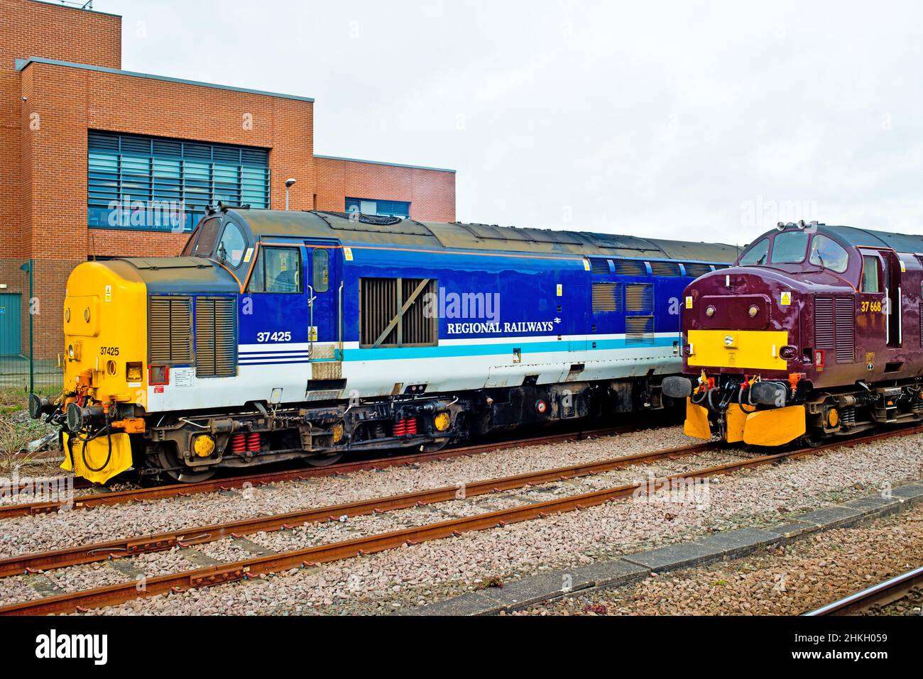 Locomotora de clase 37 425 y locomotora de clase 37668 de los Ferrocarriles Regionales de la Costa Oeste con sistema de estibada en la estación de tren de York, York, Inglaterra Foto de stock