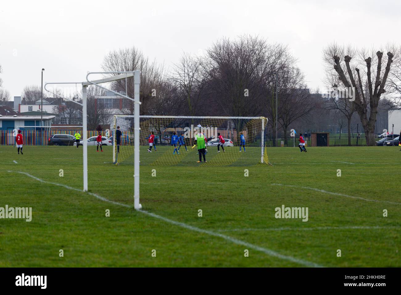 Partido de fútbol juvenil en los campos de juego del King George's Park. Wandsworth, Londres, Reino Unido Foto de stock