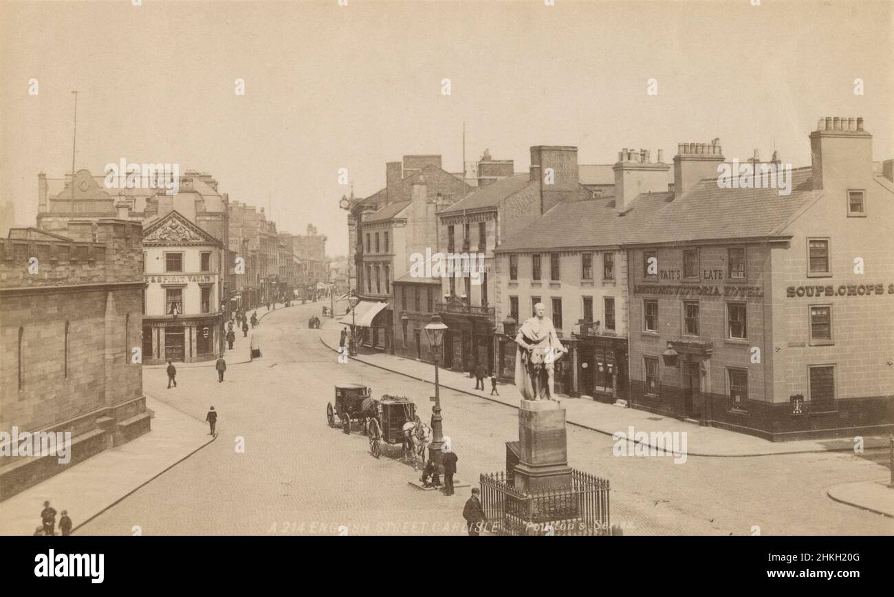 Fotografía antigua de 1890 de English Street en Carlisle, Inglaterra. Lado de la Ciudadela visible a la izquierda, con estatua de mármol del Conde de Lonsdale en la intersección. FUENTE: FOTOGRAFÍA ORIGINAL EN ALBUMEN Foto de stock