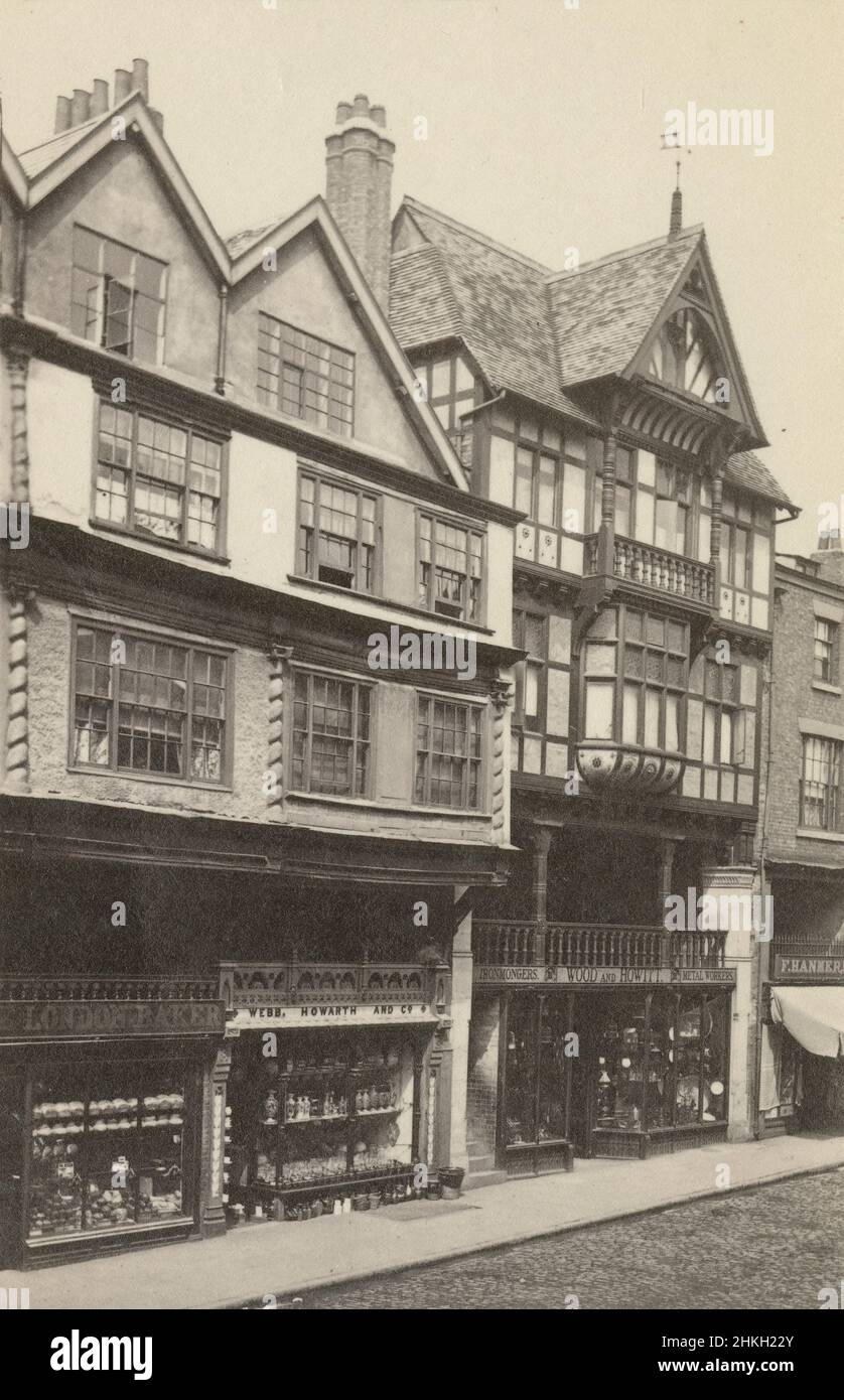 Fotografía antigua de alrededor de 1890 en 22 Bridge Street en Chester, Inglaterra. Mostrando tiendas para el London Baker, Webb Howarth & Co., y Wood & Howitt Metalworkers. FUENTE: FOTOGRAFÍA ORIGINAL EN ALBUMEN Foto de stock