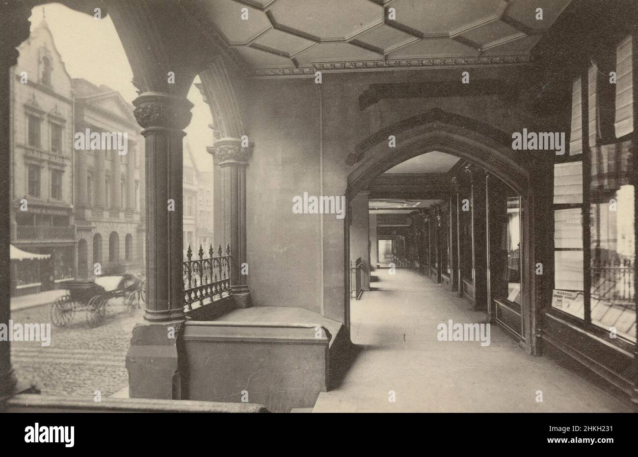 Fotografía antigua de alrededor de 1890 del centro del arco y la acera en Eastgate Street cerca del reloj y el arco en Chester, Inglaterra. FUENTE: FOTOGRAFÍA ORIGINAL EN ALBUMEN Foto de stock