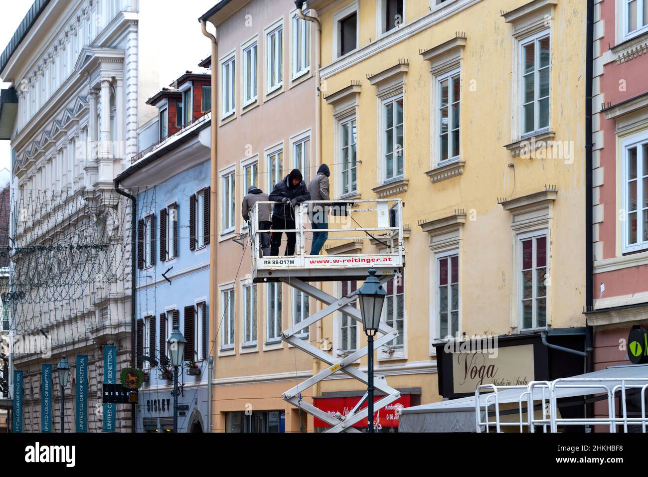 Austria, 2022: Eliminación de la iluminación navideña en el centro de la ciudad de Klagenfurt, Austria Foto de stock