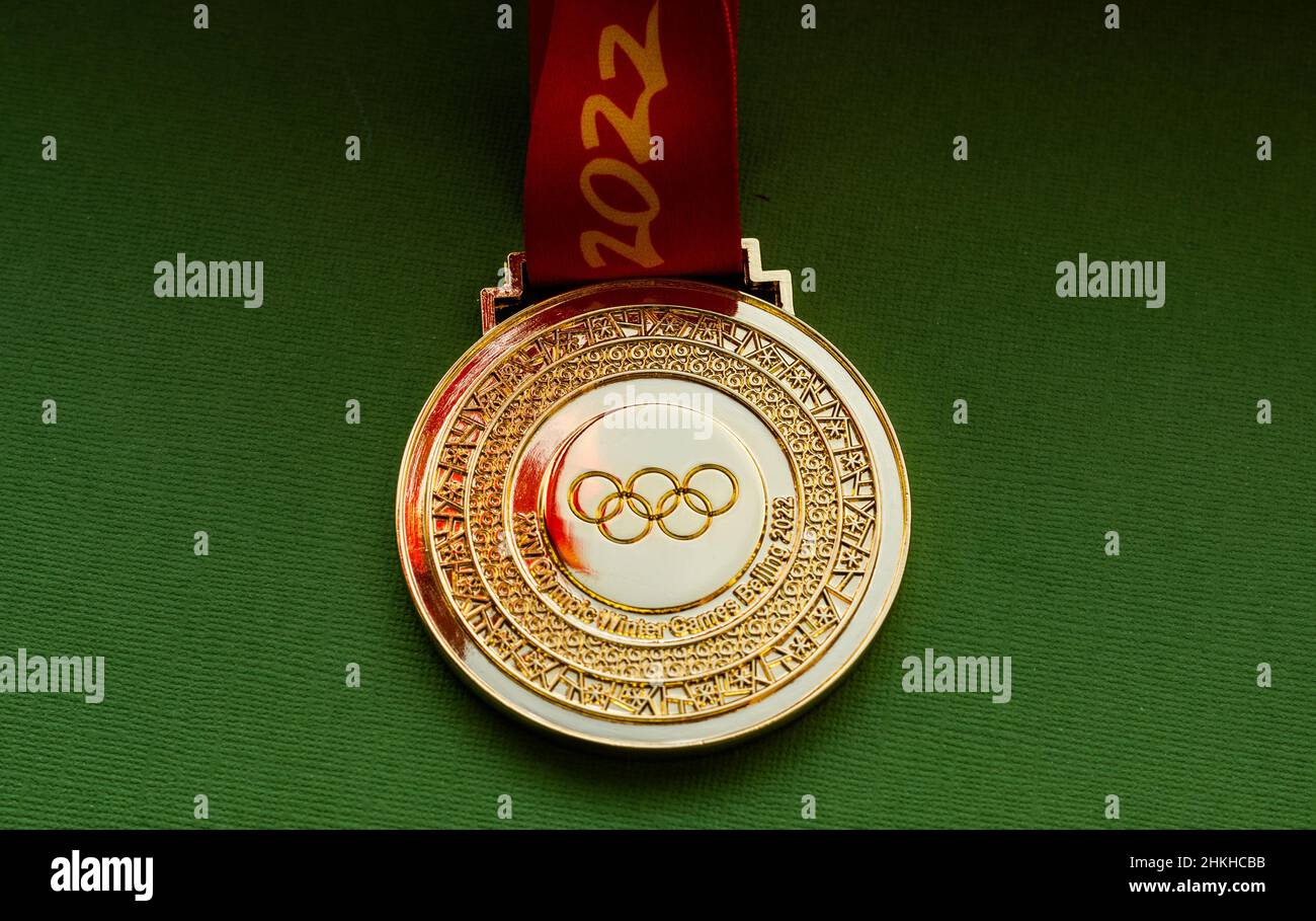 27 de enero de 2022, Beijing, China. XXIV medalla de oro de los Juegos Olímpicos de Invierno sobre fondo verde. Foto de stock