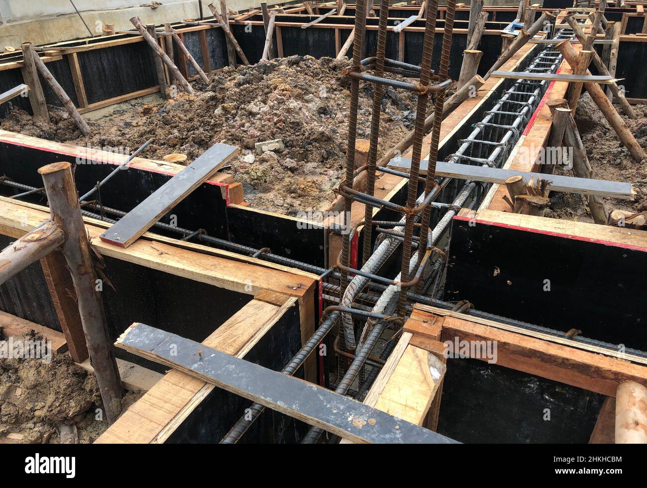 Edificio de hormigón de madera de acero a hormigón vertido en la zona de construcción del edificio Foto de stock