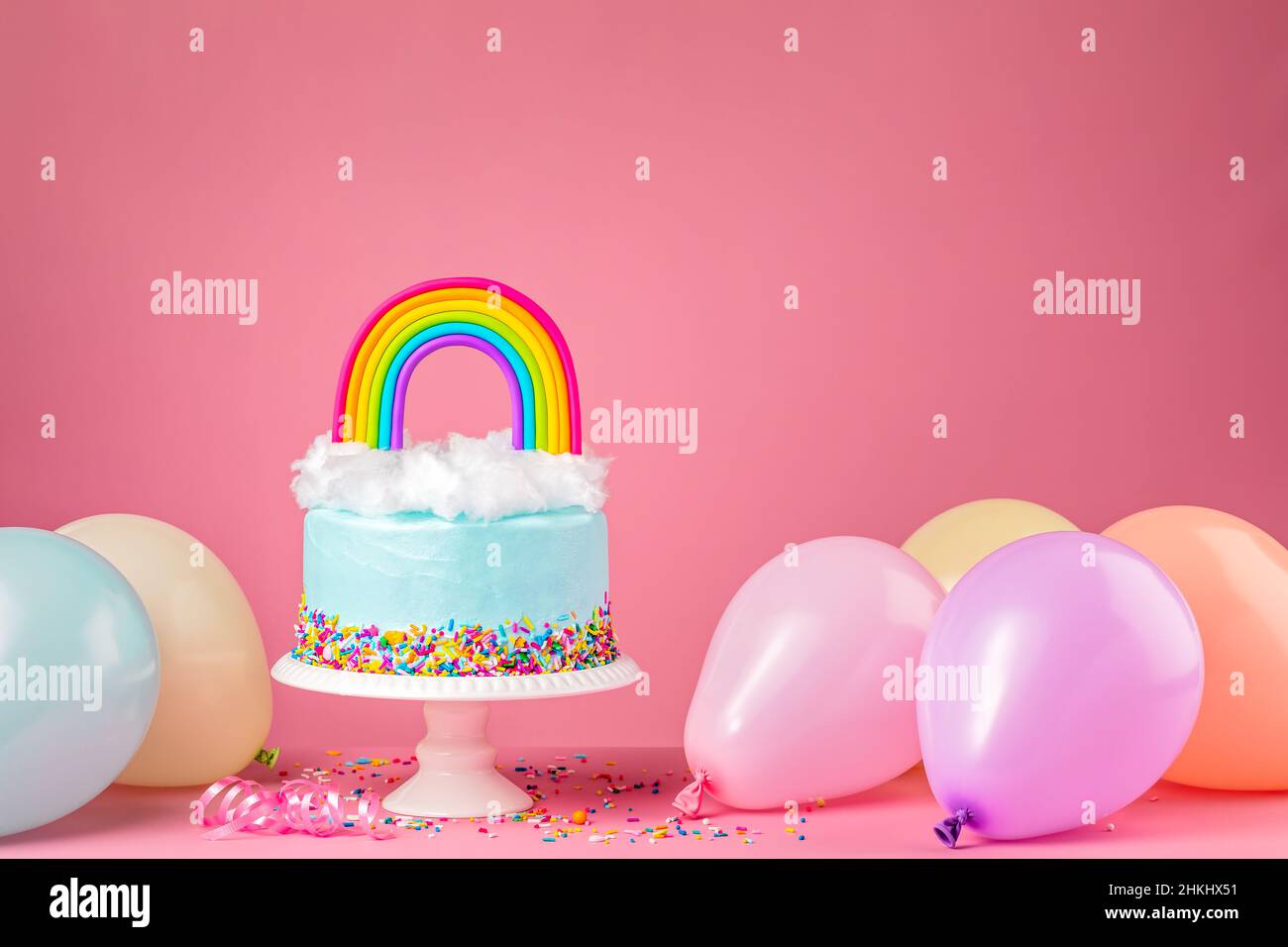 Tarta de cumpleaños feliz con confeti de colores y chocolate blanco.