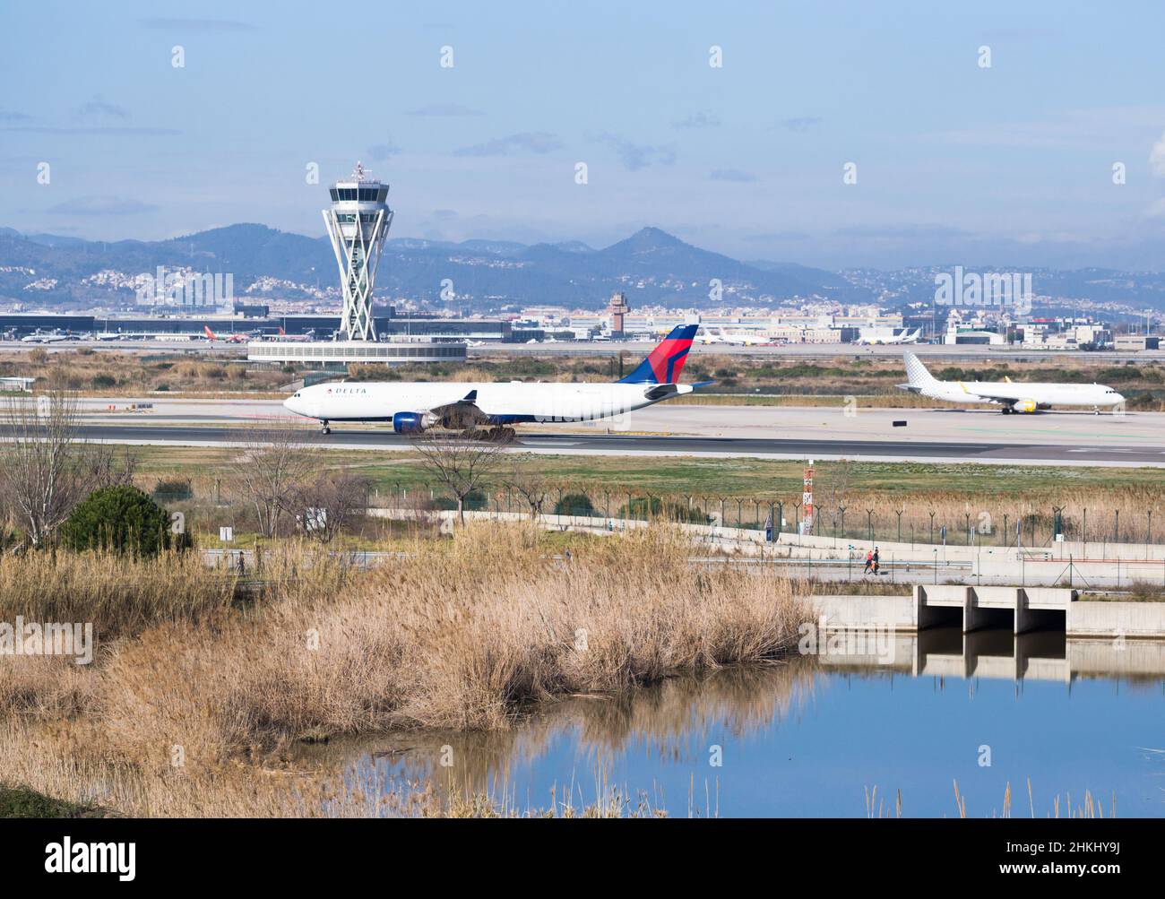 Vista de la torre de control del aeropuerto de El Prat en Barcelona. Cataluña Foto de stock