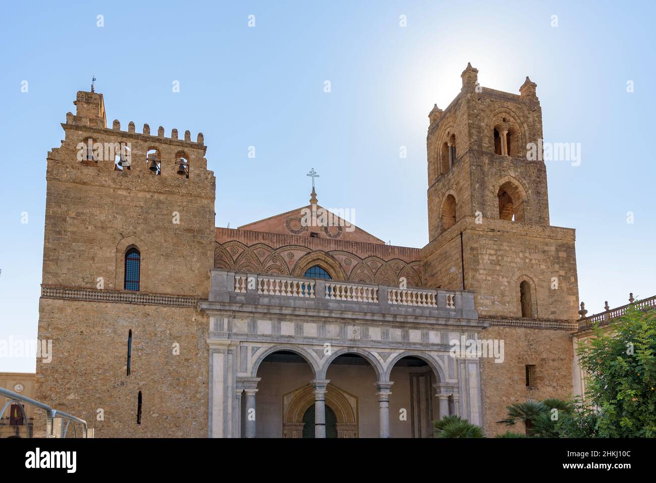 Arabesque en la fachada frontal de la Catedral Monreale de Sicilia Foto de stock