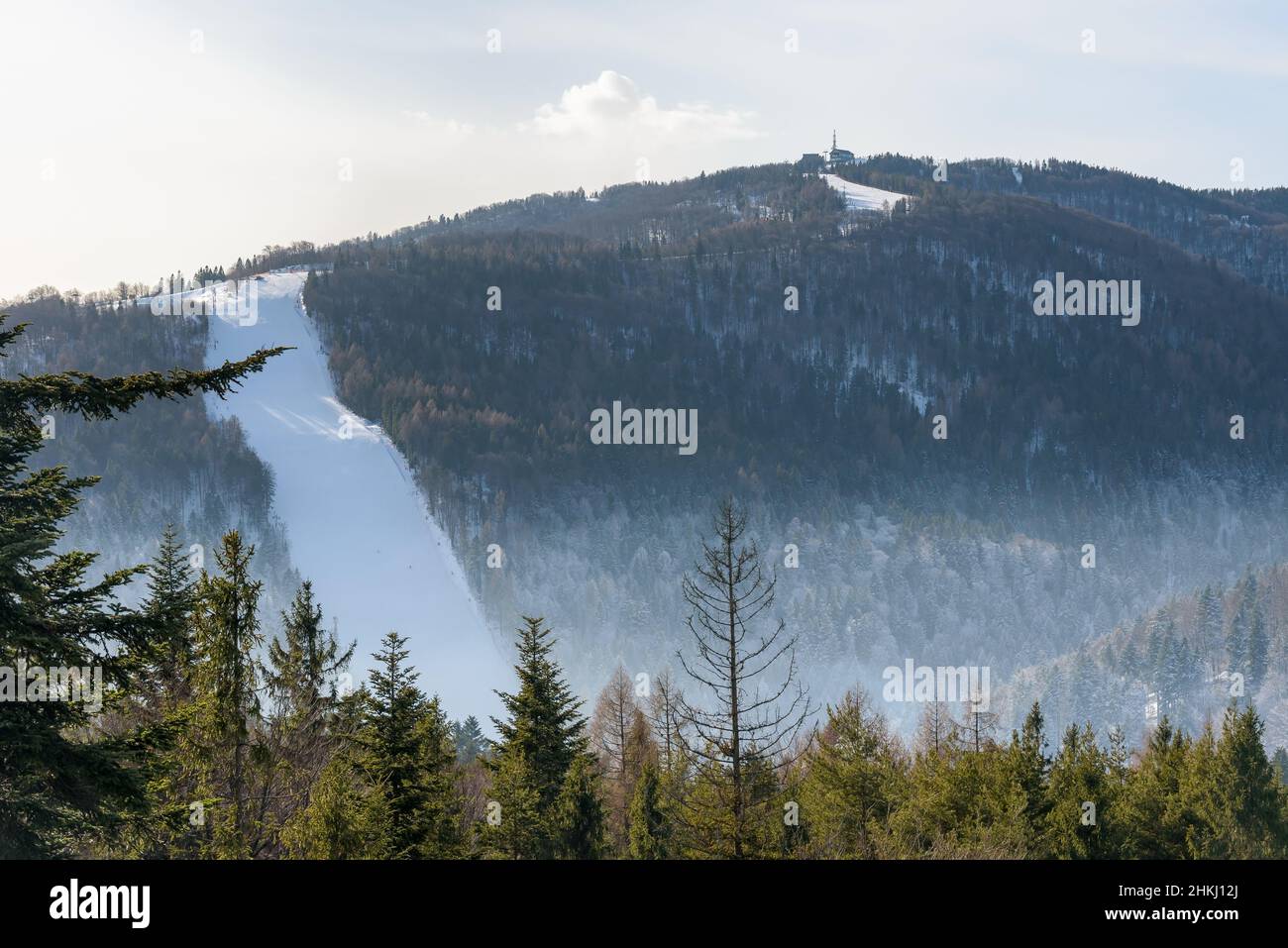 Vista de la pista de esquí en la montaña Jaworzyna Krynicka cerca de Krynica Zdroj, Polonia Foto de stock