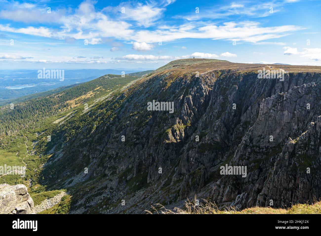 Paisaje veraniego de formaciones rocosas Sniezne Kotly en las montañas gigantes de Polonia Foto de stock