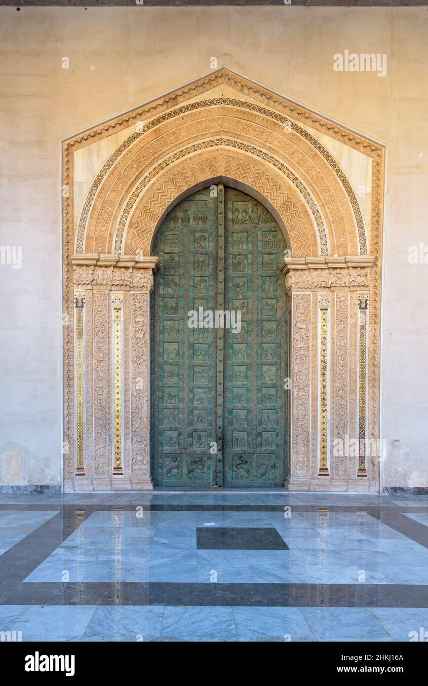 Portal de bronce principal decorado a la Catedral de Monreale en Sicilia Foto de stock