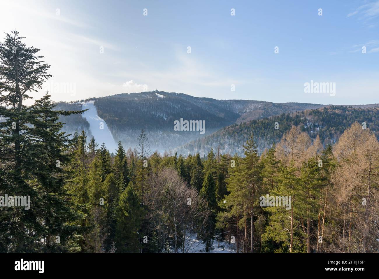 Vista distante de la pista de esquí en Jaworzyna Krynicka montaña cerca de Krynica Zdroj, Polonia Foto de stock