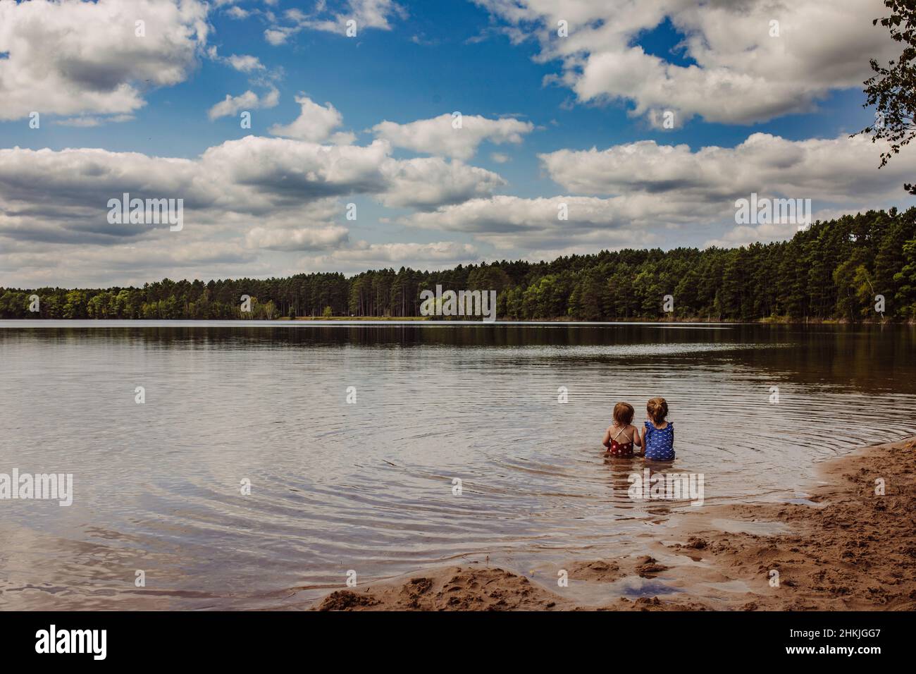 Dos chicas en el lago relajante Foto de stock