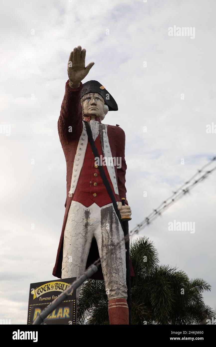 Controvertida y enorme estatua del capitán James Cook en la autopista Captain Cook en Cairns. Está configurado para ser eliminado. Cairns, Queensland, Australia Foto de stock