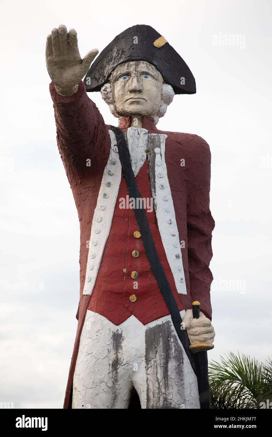Controvertida y enorme estatua del capitán James Cook en la autopista Captain Cook en Cairns. Está configurado para ser eliminado. Cairns, Queensland, Australia Foto de stock