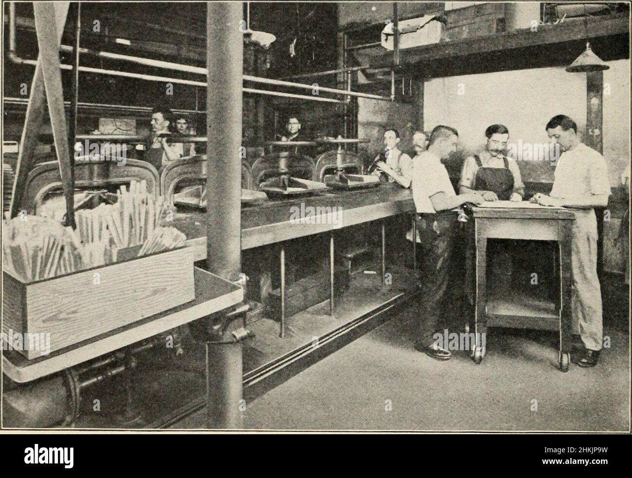 'Fundamentos en periodismo; un manual en la elaboración de periódicos para las clases universitarias' (1912) Foto de stock