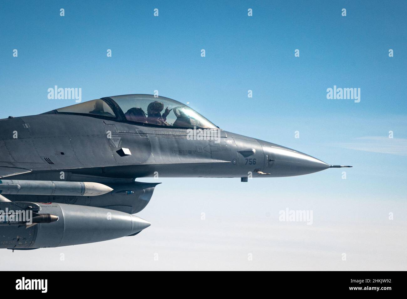 Un piloto asignado al Escuadrón de Bomberos de 36th vuela un F-16 combatiendo a Falcon cerca de la Base Aérea de Osan, República de Corea, 2 de febrero de 2022. Durante el combate defensivo, los pilotos volaron una operación de cuatro barcos con la misión de tomar hasta ocho aviones adversarios simulados. Los pilotos del FS 36th reciben un entrenamiento de cuatro segmentos de la supresión de defensas aéreas enemigas (SEAD) para convertirse en un piloto de combate F-16 Falcon. (Foto de la Fuerza Aérea de EE.UU. Por el aerman principal Megan Estrada) Foto de stock