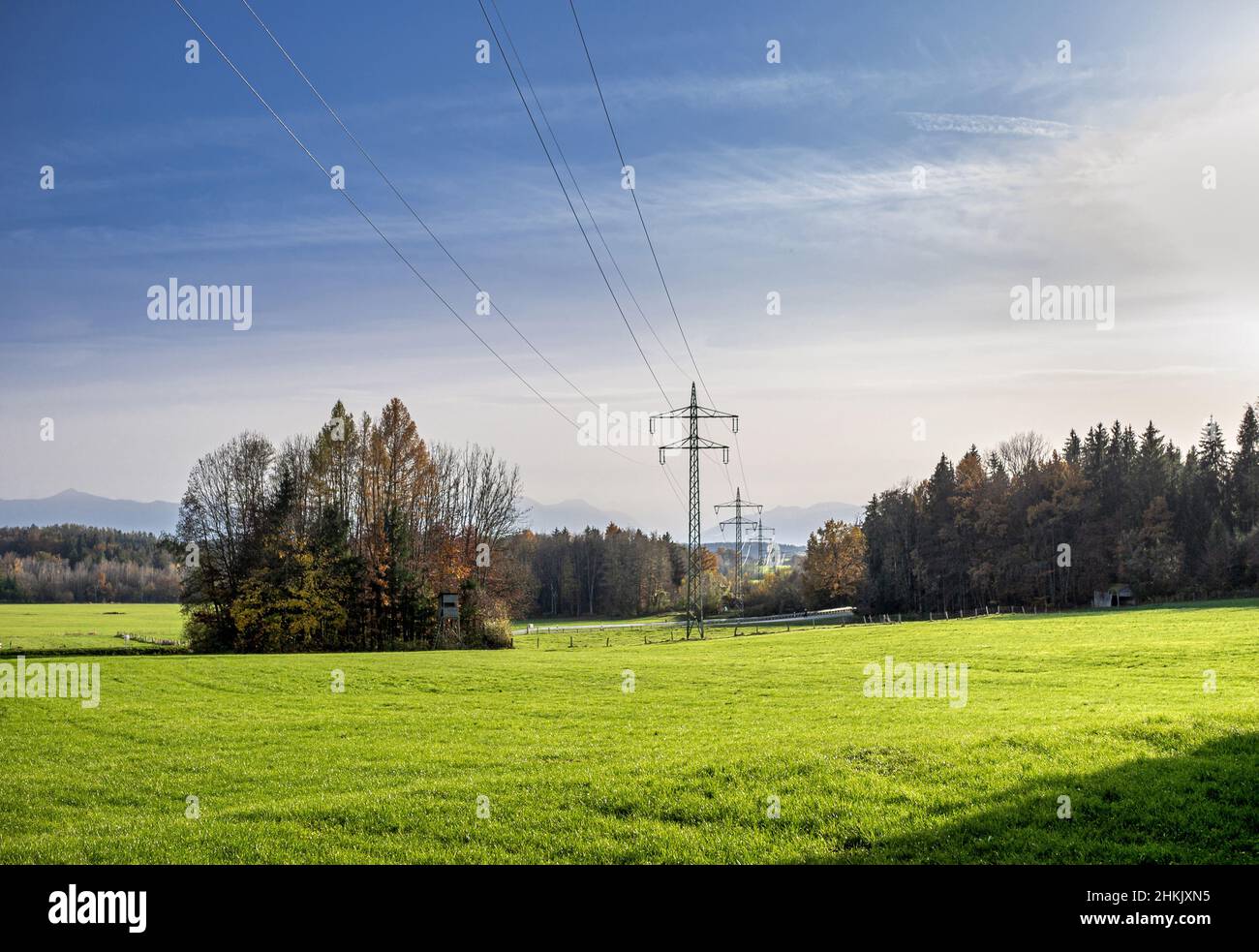 Línea de alta tensión en paisaje de campo, Alemania, Baviera Foto de stock