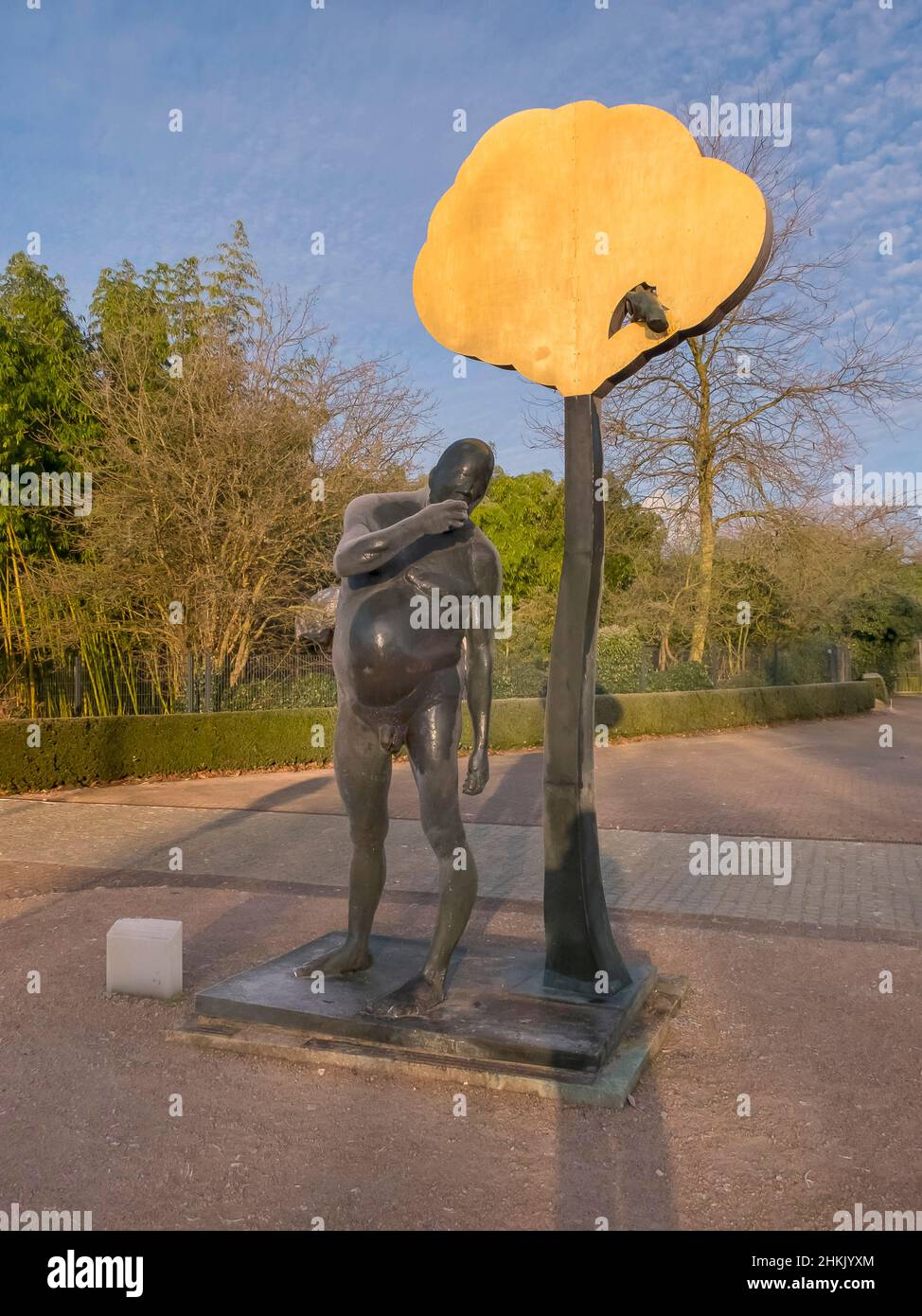 Escultur Adam de bronce en el Jardín Botánico de Hamburgo, Alemania, Hamburgo Foto de stock