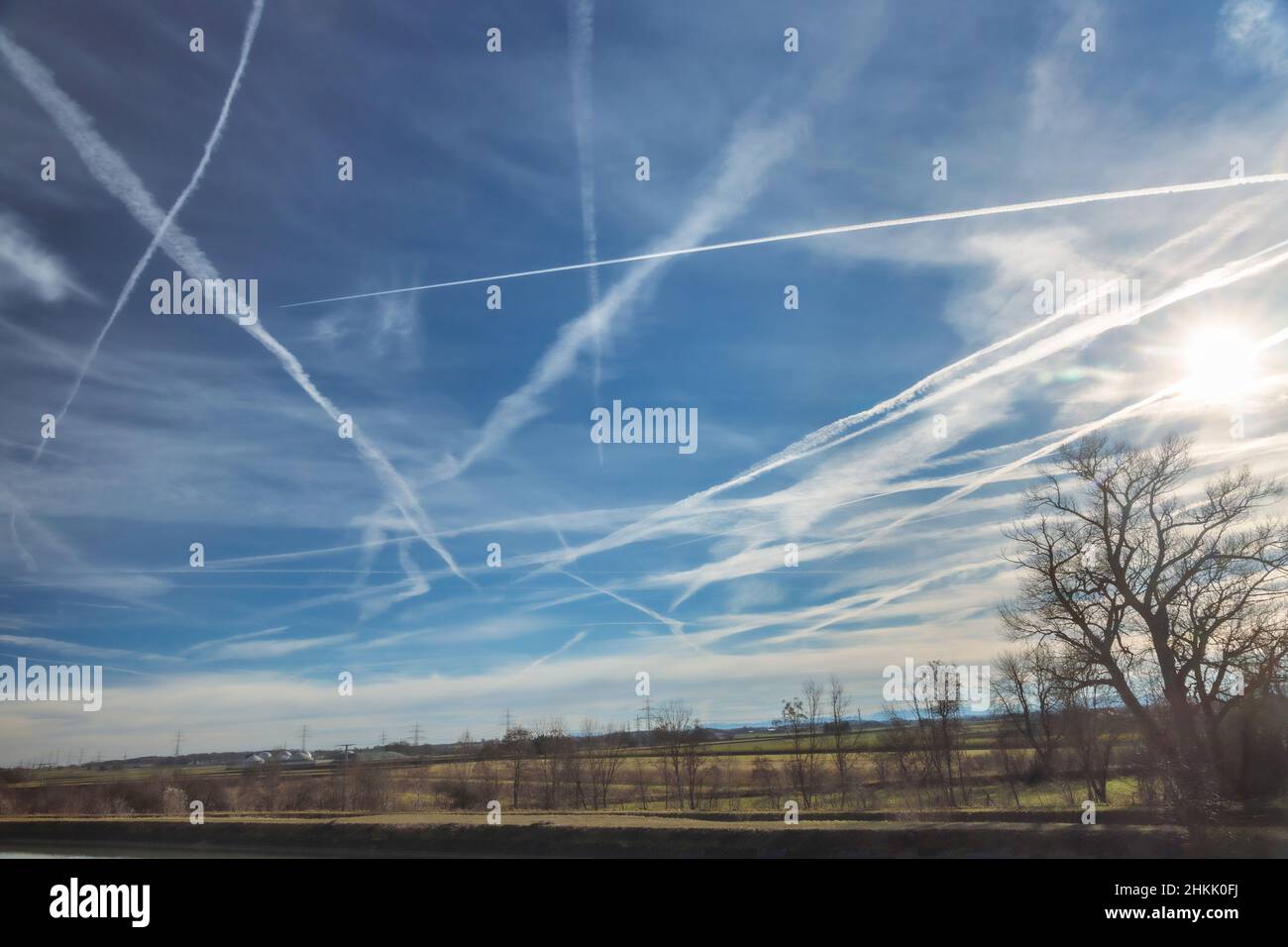 Senderos de condensación en el cielo, homogenitus, Alemania, Baviera, Isental Foto de stock