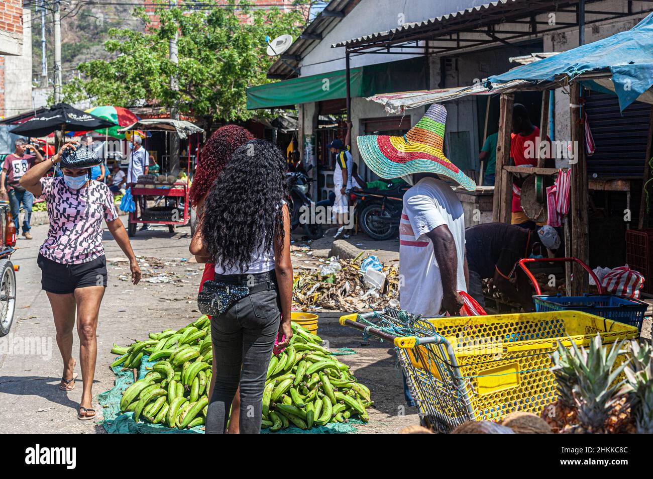 Escena callejera en el mercado público Mercado Bazurto, Cartagena de Indias, Colombia. Foto de stock