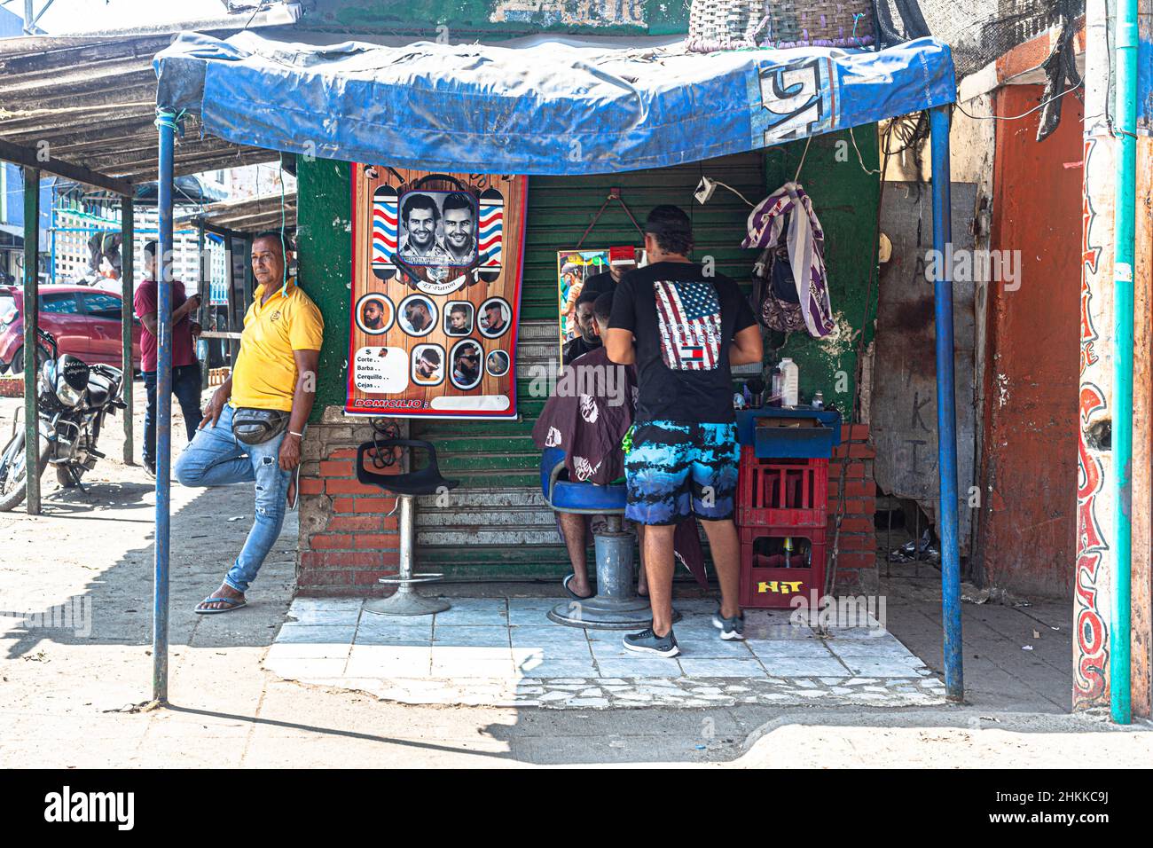 Improvisada tienda de barbería en el Mercado Bazurto, Cartagena de Indias, Colombia. Foto de stock