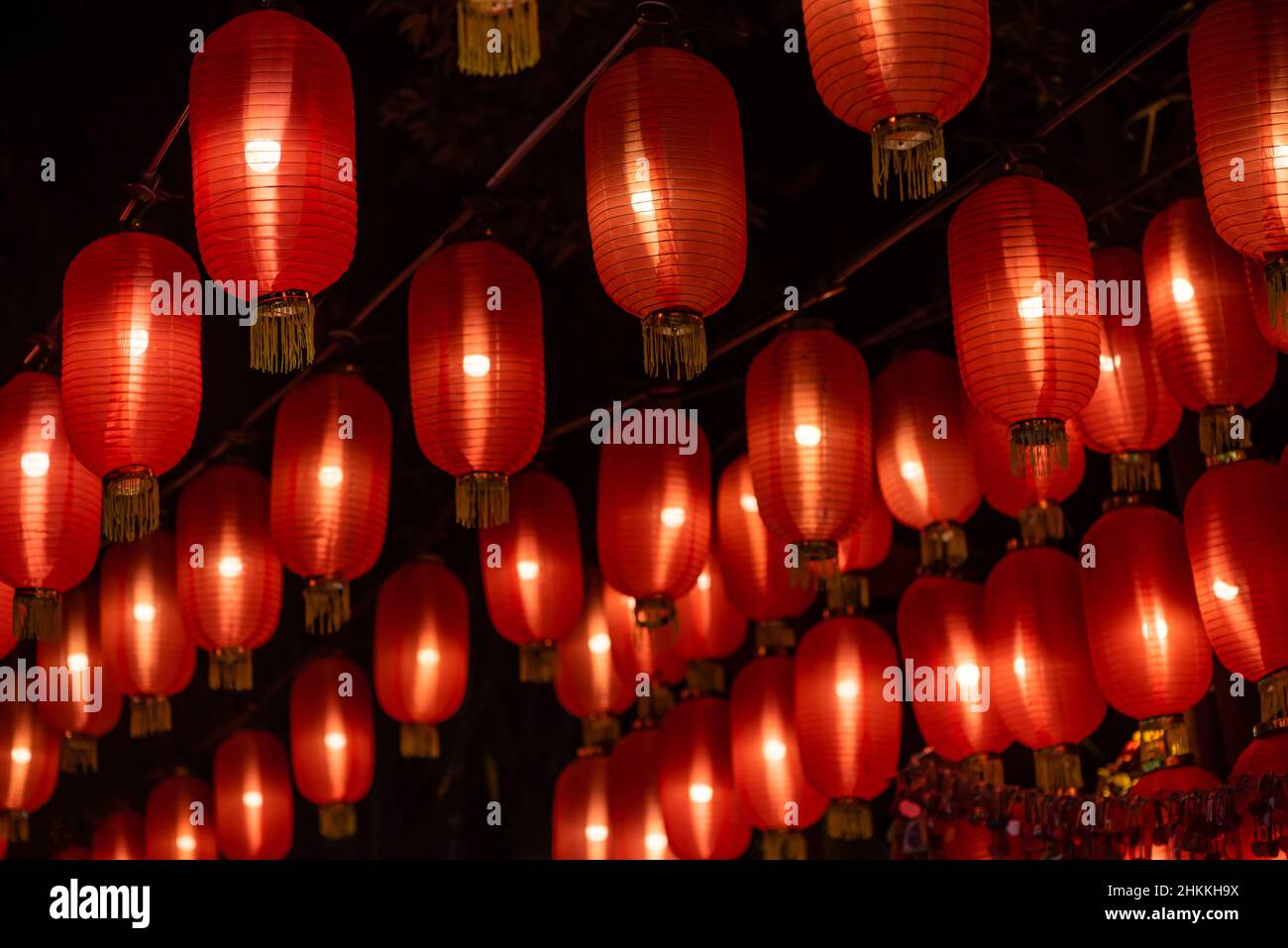Faroles chinos rojos colgando en el techo Foto de stock
