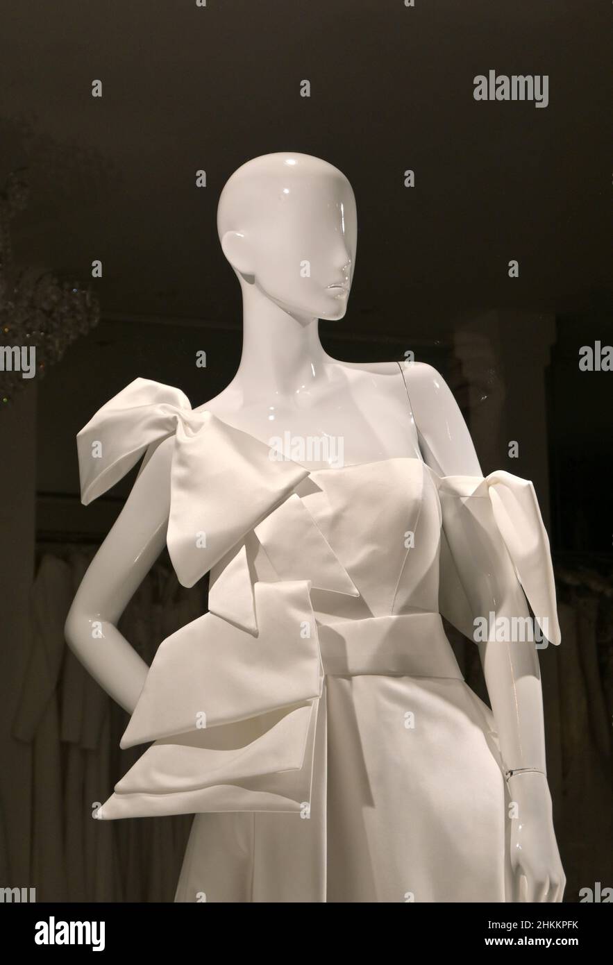 vera wang vestido de boda en la ventana de la tienda, bury st edmunds,  suffolk, inglaterra Fotografía de stock - Alamy