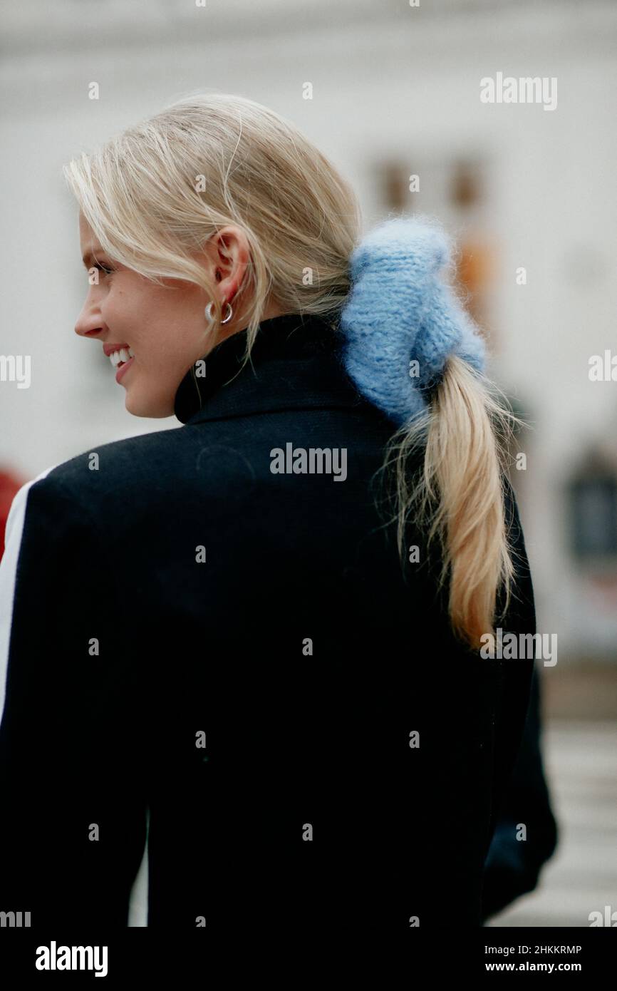 Street style, Andrea Steen en Copenhagen Fashion Week Otoño-Invierno 2022-2023,  Dinamarca, el 1 de febrero de 2022. Foto de Marie-Paola  Bertrand-Hillion/ABACAPRESS.COM Fotografía de stock - Alamy