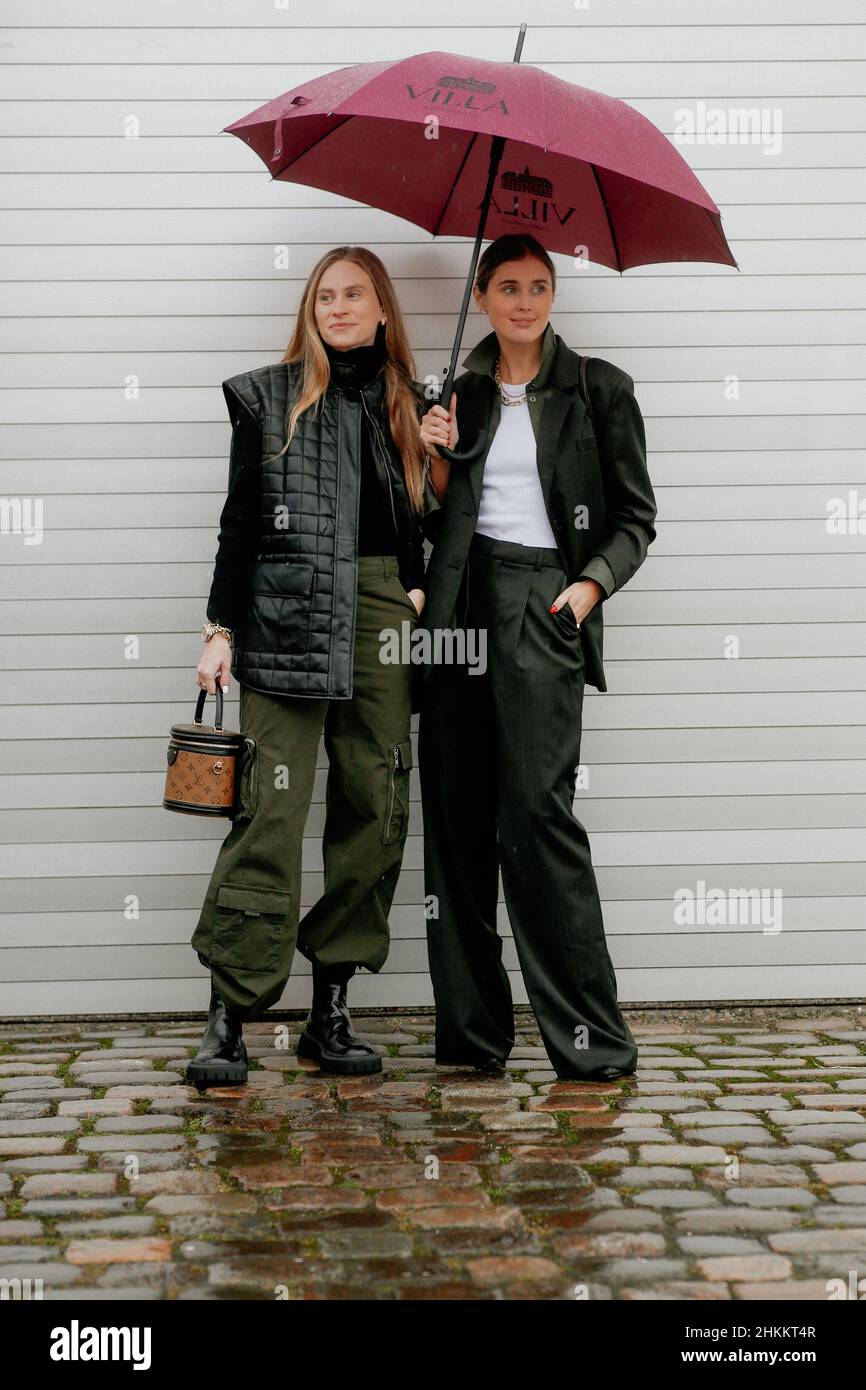 Estilo de calle, Tine Andrea y Darja Barannik llegando a la semana de la  moda de Copenhague Otoño-Invierno 2022-2023, Dinamarca, el 1 de febrero de  2022. Foto de Marie-Paola Bertrand-Hillion/ABACAPRESS.COM Fotografía de