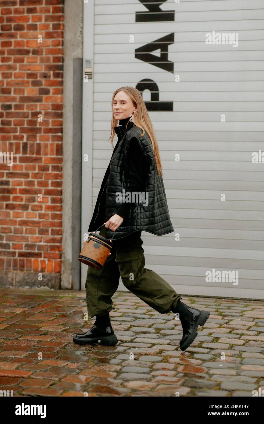 Estilo de calle, Tine Andrea llegando a la semana de la moda de Copenhague  Otoño-Invierno 2022-2023, Dinamarca, el 1 de febrero de 2022. Foto de  Marie-Paola Bertrand-Hillion/ABACAPRESS.COM Fotografía de stock - Alamy