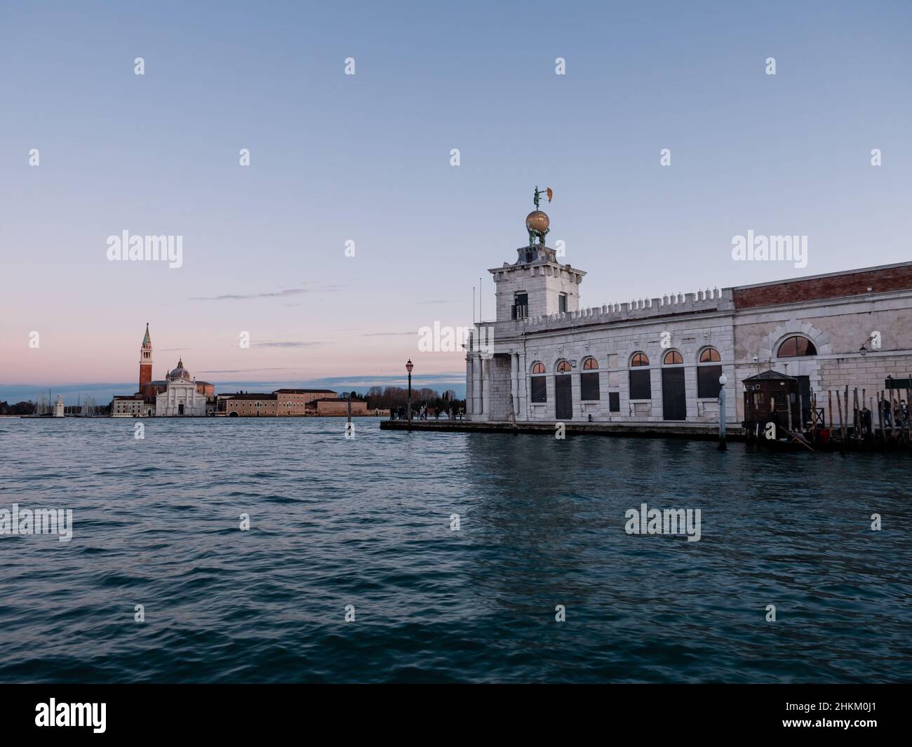 Punta della Dogana o Dogana da Mar y Chiesa San Giorgio Maggiore Church en Venecia Foto de stock