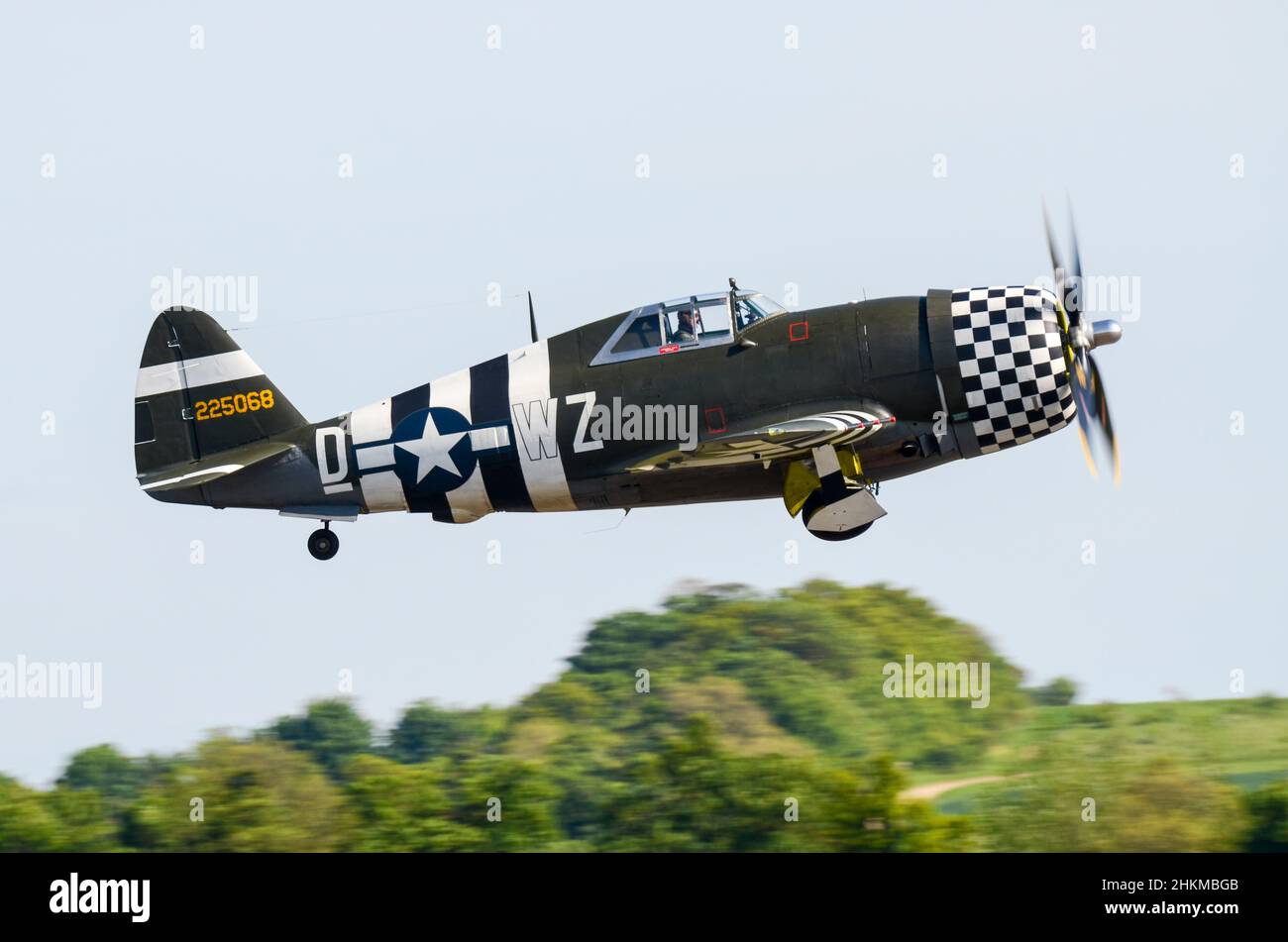 República P-47 Thunderbolt Segunda Guerra Mundial avión de combate en gris oliva con rayas de invasión y tablero de ajedrez nariz cowling despegando en un aeródromo Foto de stock