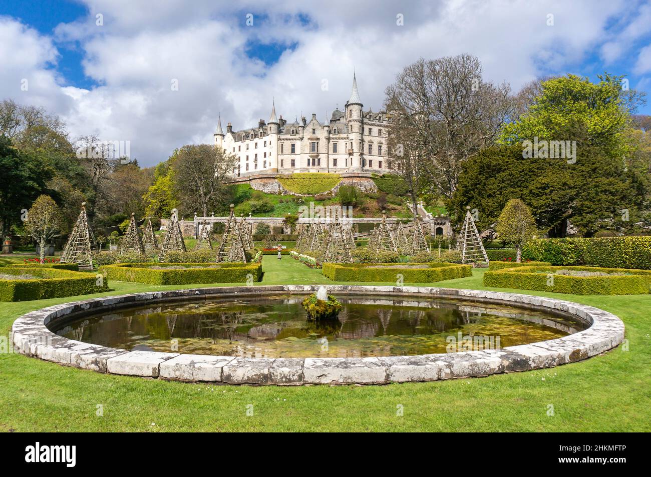 Dunrobin Castle Museum & Gardens con estanque cerca de Golspie Highland Escocia Foto de stock