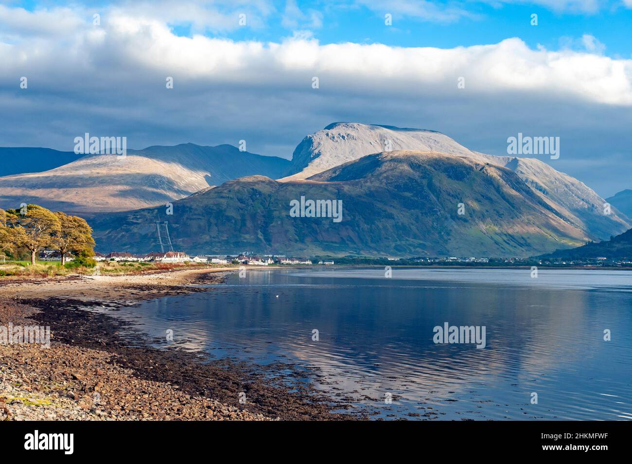 Vista a las montañas escocesas Ben Nevis (R) y Aonach Beag (L) desde la playa en el lago Eil cerca de Corpach Highland Escocia con Fort William a la izquierda Foto de stock