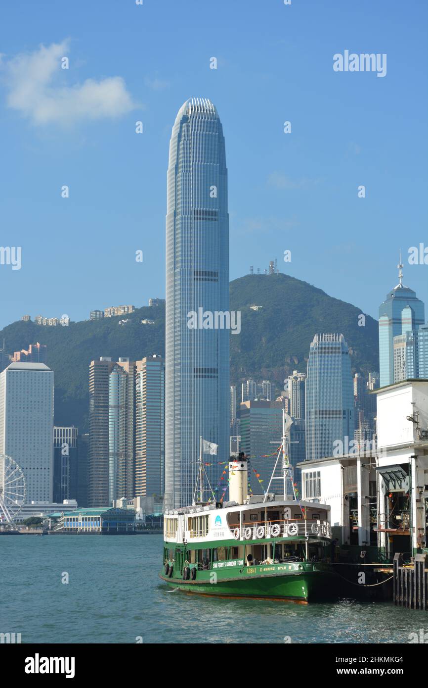 Hong KONG - bonitas vistas al puerto, al ferry y al Centro Financiero Internacional en un día muy soleado y claro Foto de stock