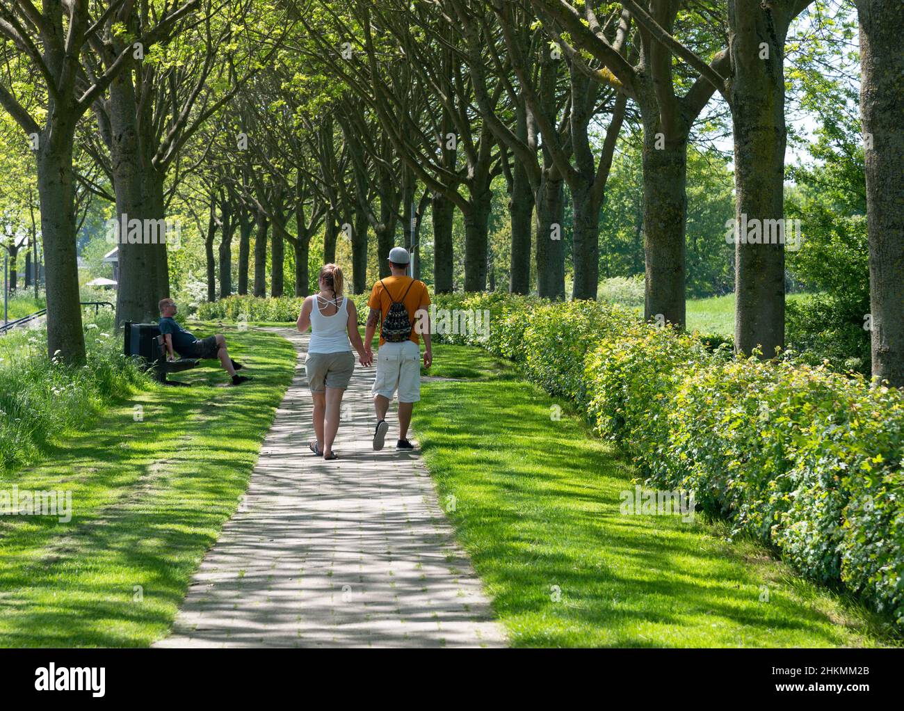 Pareja caminando en el brillante sol de primavera en la histórica ciudad de Veere Zeeland, Países Bajos, Europa Foto de stock