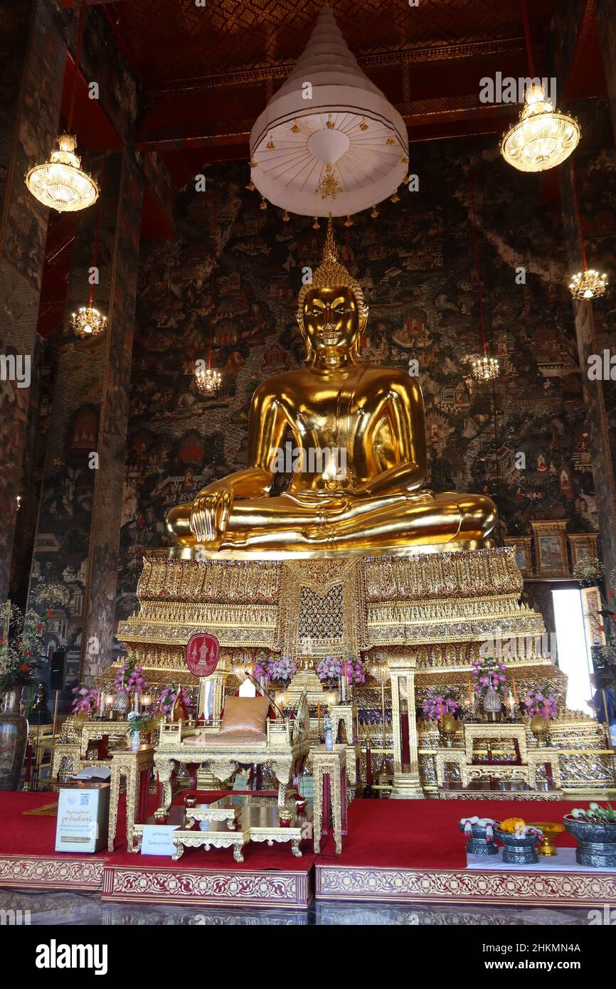 Wat Suthat Thepwararam, templo budista con buda dorado, Wat Suthat, Bangkok, Tailandia Foto de stock