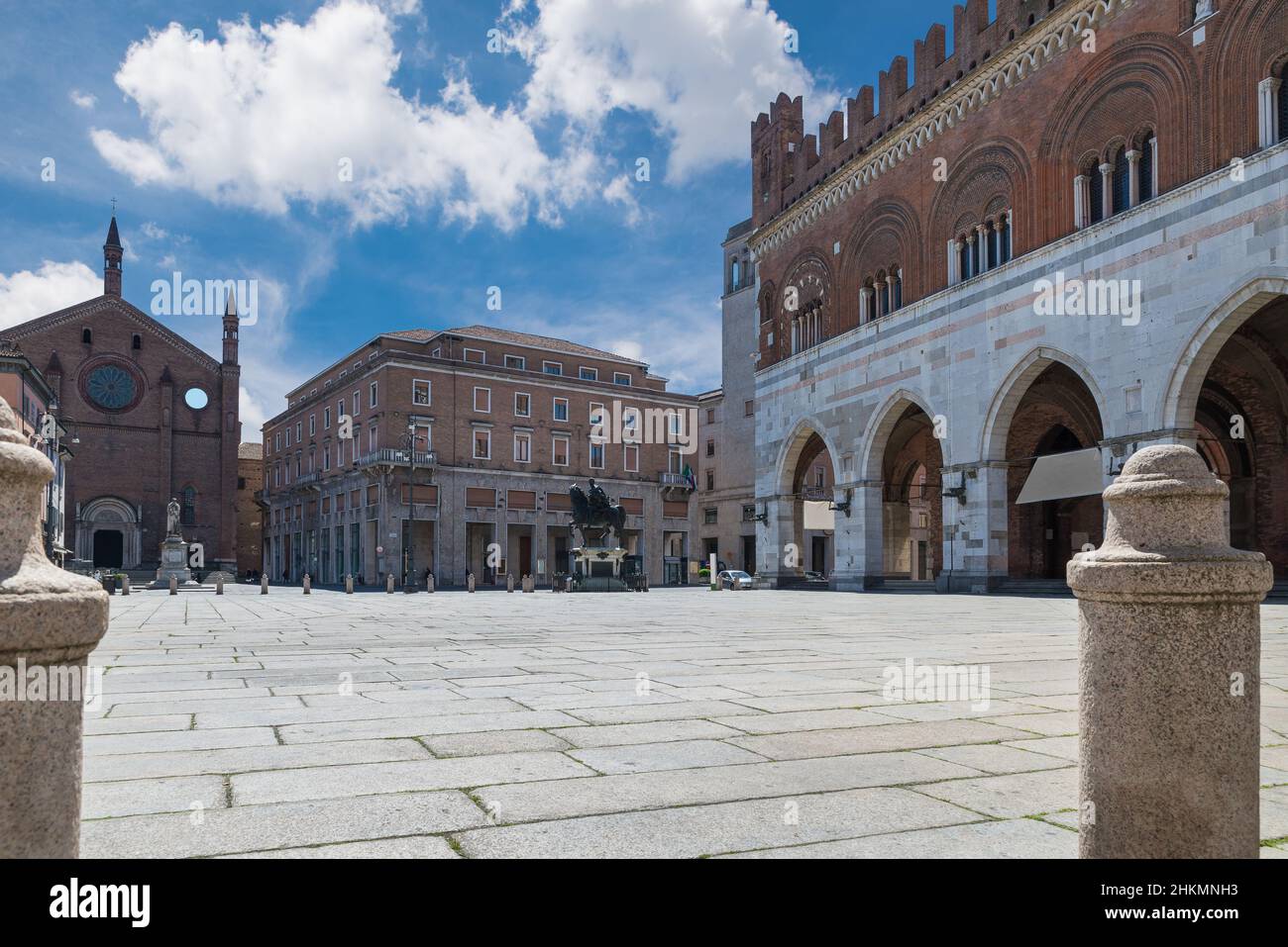 Piacenza, ciudad medieval, Italia. Casco antiguo en la plaza Cavalli Foto de stock
