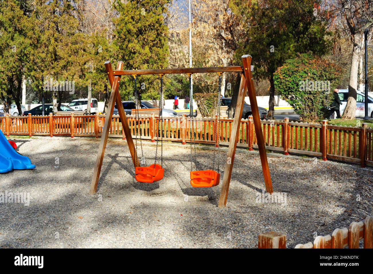 Parque infantil colorido de madera en la ciudad Foto de stock