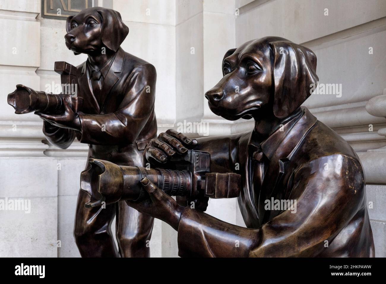 Paparazzi Dogs; esculturas de bronce del dúo artístico Gillie y Marc de Nueva York en exhibición pública a la entrada del Royal Exchange, Londres, Reino Unido. Foto de stock