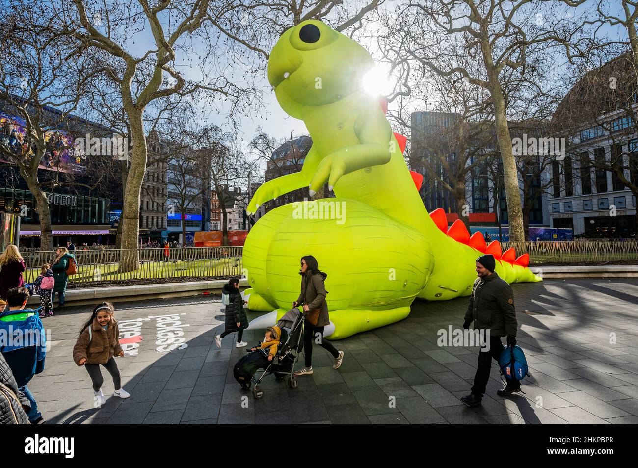 Londres, Reino Unido. 5th Feb, 2022. La gente parece no tener en cuenta la  naturaleza risqué del 'dinosaurio', ya que permiten a sus hijos jugar y  posarse con él - Un dinosaurio