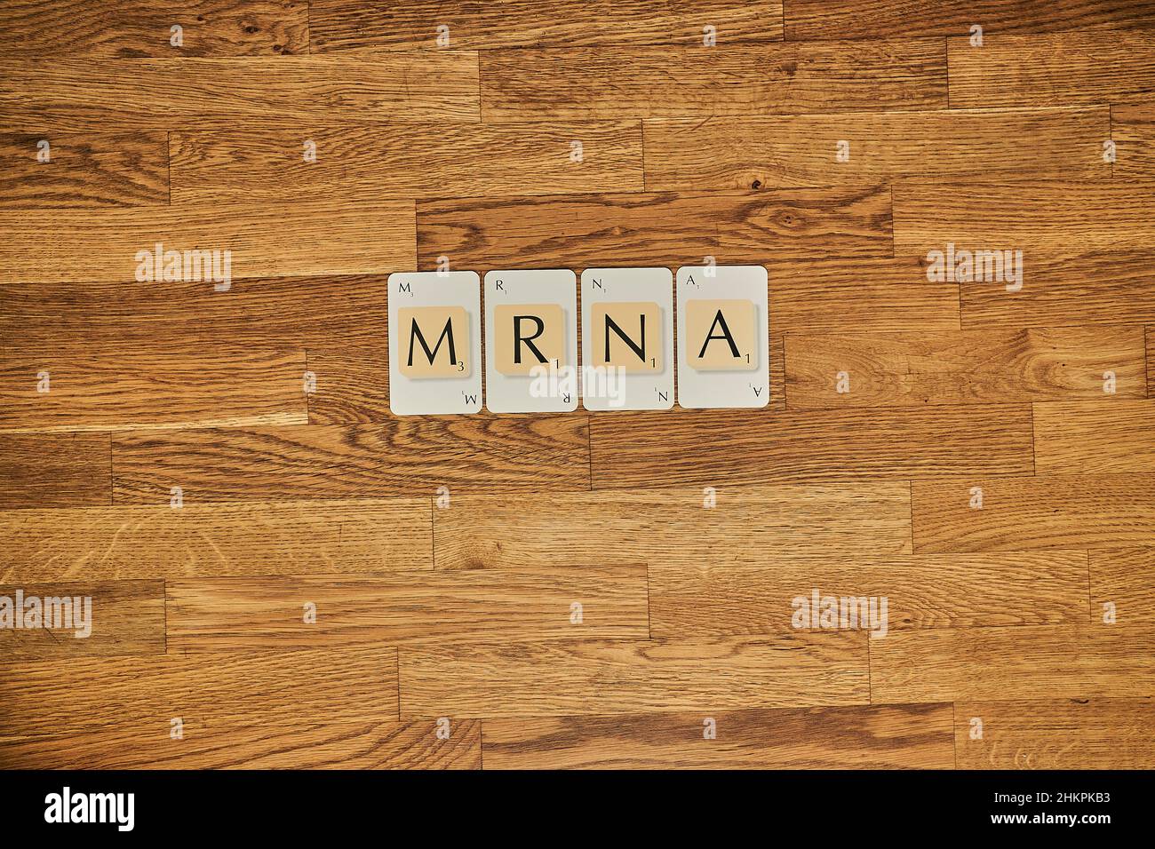 Cartas de Scrabble deletreando la corona covid 19 Palabra relacionada con la pandemia ARNM Foto de stock