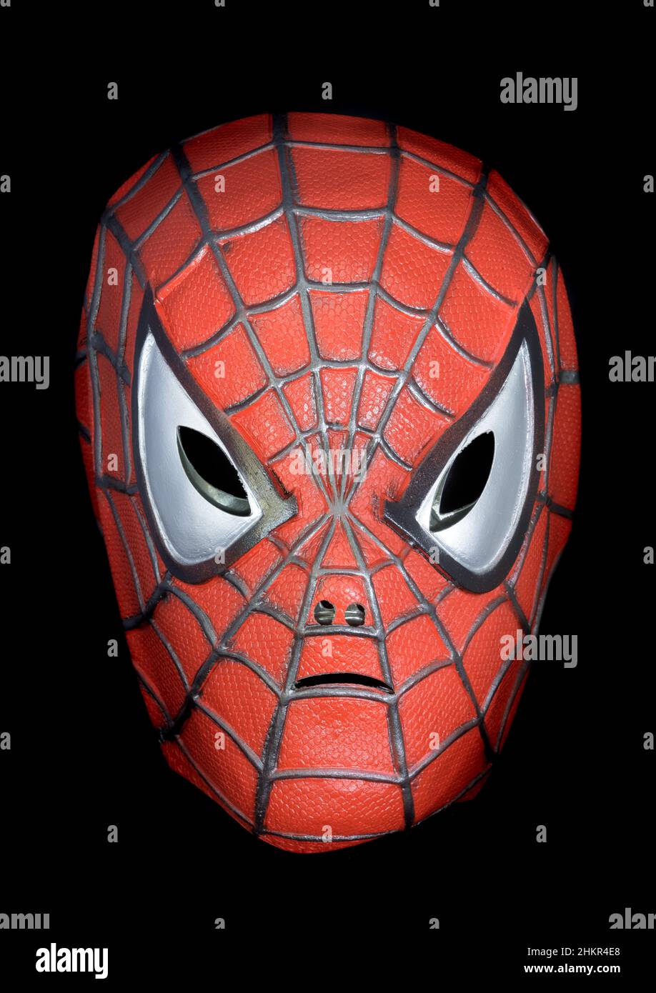 Máscara Spiderman aislada contra fondo negro Fotografía de stock - Alamy