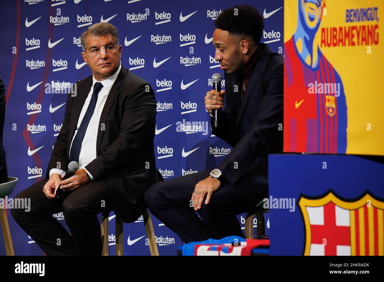 BARCELONA - 3 FEB: El presidente Joan Laporta posará para los medios de  comunicación durante la presentación de Aubameyang como nuevo jugador del  FC Barcelona en el Camp Nou S Fotografía de