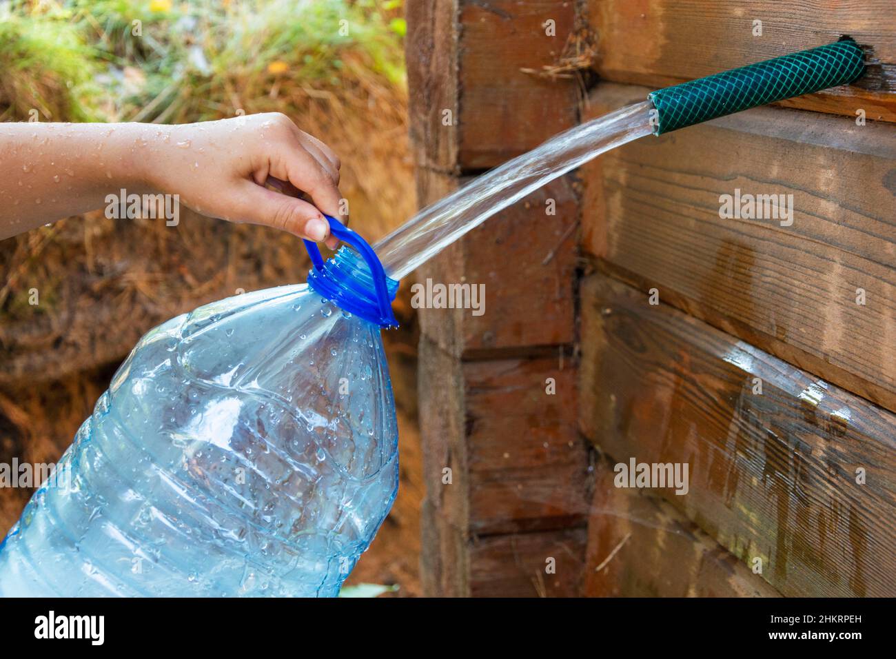 recoger el agua de manantial natural en una botella de plástico de 5  litros, llenando la botella con agua potable limpia y fresca Fotografía de  stock - Alamy